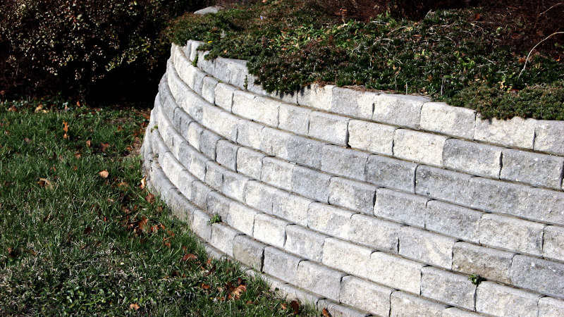 3 Benefits that Retaining Walls Add to Landscaping